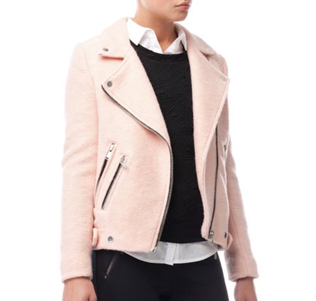 Los abrigos rosas están de moda este invierno 