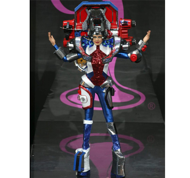 Estados Unidos en Miss Universo 2013 vestida de Transformers como traje típico