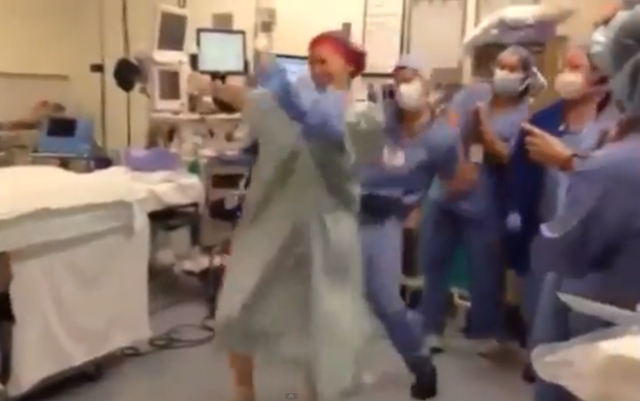 Vídeo de una enferma bailando antes de operase de cáncer de mama
