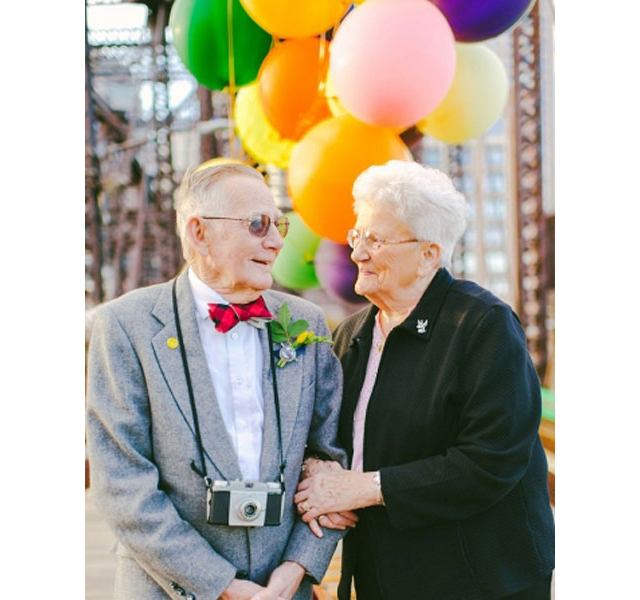 Una pareja de ancianos consigue el álbum de boda que nunca tuvieron