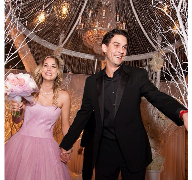 Kaley Cuoco se casa con un vestido de novia rosa