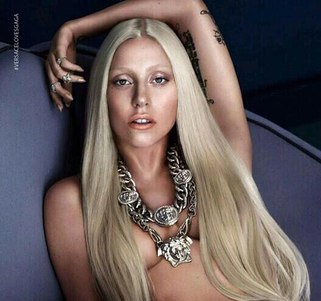 Lady Gaga en topless en el nuevo anuncio de Versace