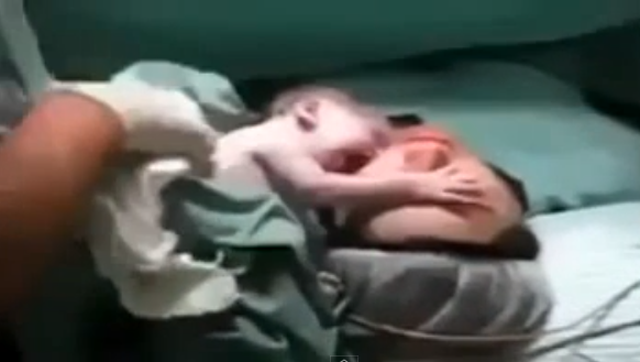 Bebé recién nacido no se quiere separar de su madre 