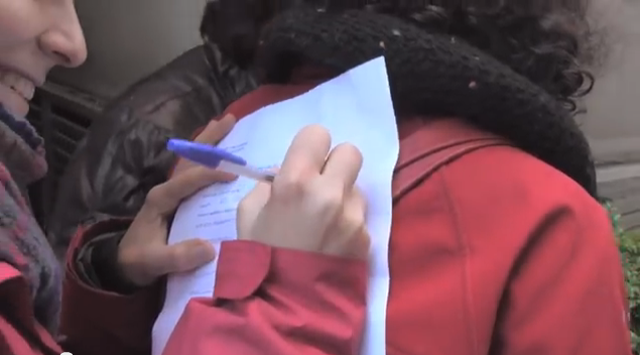 Mujeres inscriben su cuerpo en el registro de la propiedad 