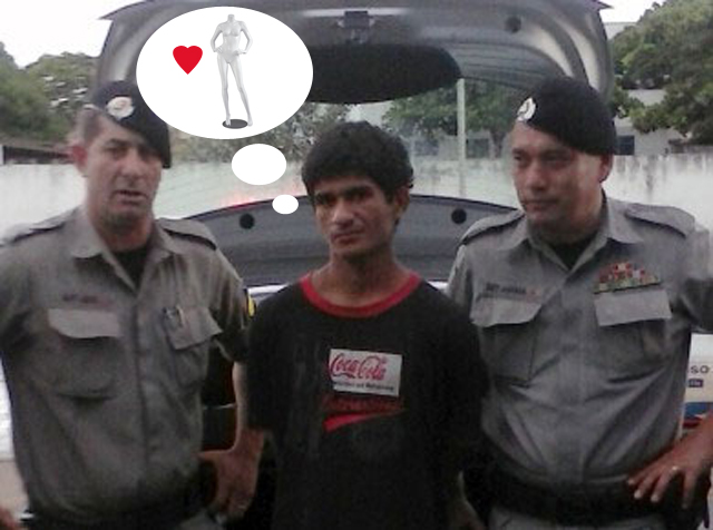 Un ladrón viola a un maniquí en una tienda