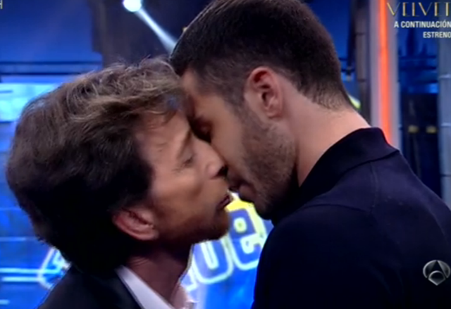 Miguel Ángel Silvestre besa a Pablo Motos en el Homiguero 3.0