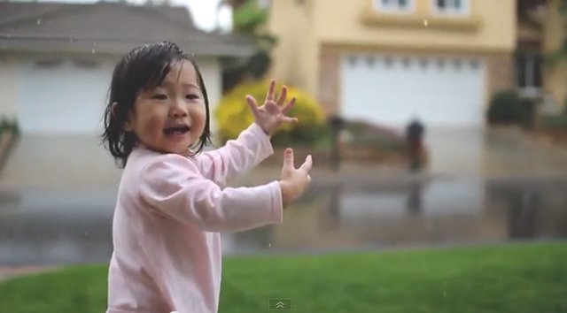Reacción de una niña al ver llover por primera vez