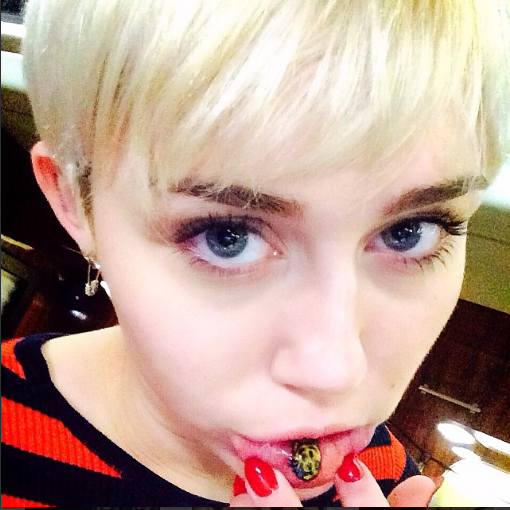 Miley Cyrus luce tatuaje en el interior del labio