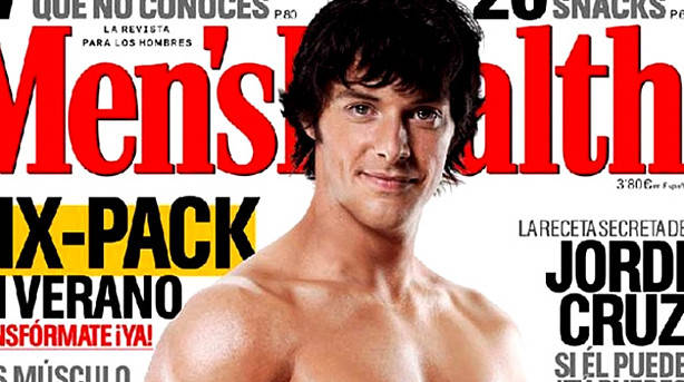 Jordi Cruz marcando abdominales en la portada de Men's Health