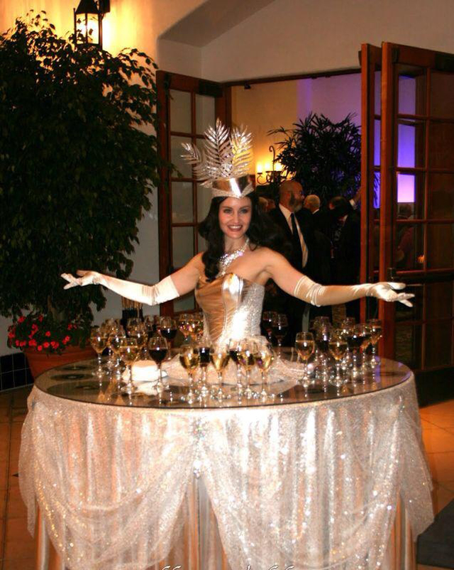 Chicas que trabajan como 'mesas humanas' en la India