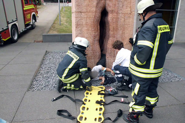 Estudiante americano rescatado de una vagina gigante en Alemania