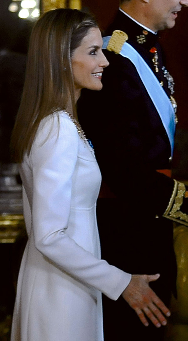 Принцесса руки. Королева Испании Летиция. Летиция Королева Испании руки. Королева Испании Летиция рукопожатие. Летисия Королева Испании коронация.
