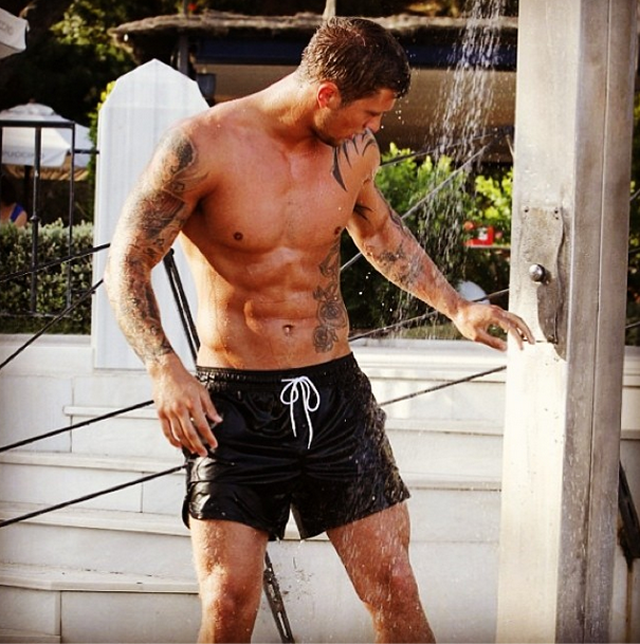 Dan Osborne se ducha