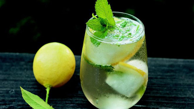 Receta de mojito refrescante con albahaca