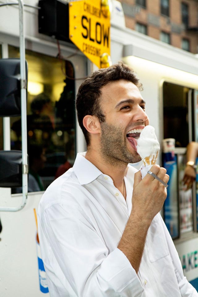 chicos guapos comiendo helado