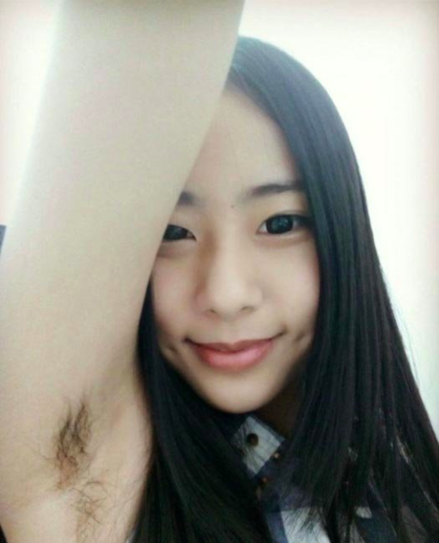 Chicas chinas que le hacen fotos a sus axilas con pelo