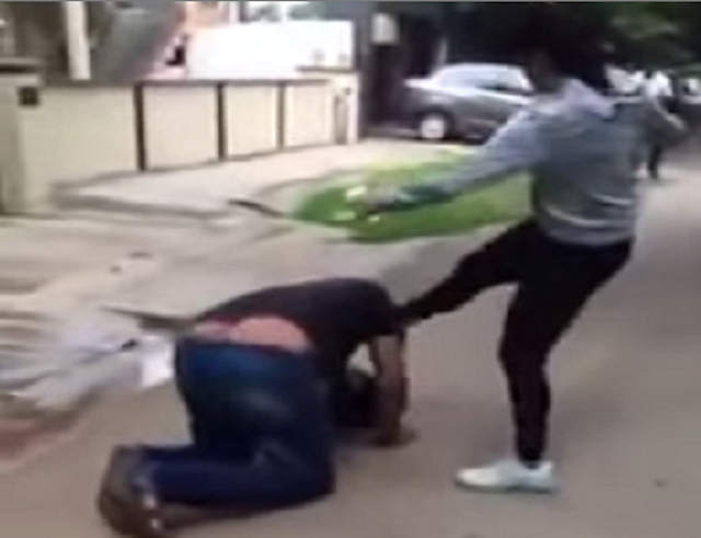 Veena Ashiya Chindlur pega a su agresor