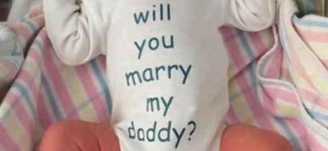 petición de mano en ropa de bebé