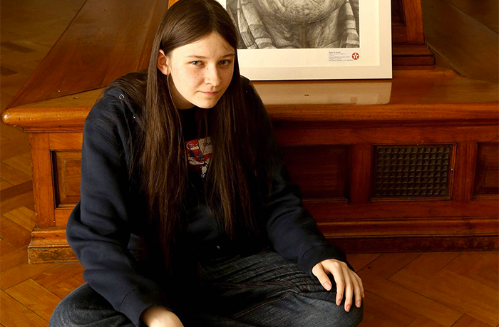 niña gana concurso de pintura solo con un lápiz