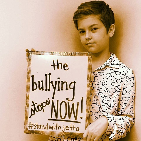 Niña dona su pelo a niños con cáncer y le hacen bullying