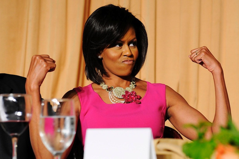 Michelle Obama canta un rap con un nabo en la mano 