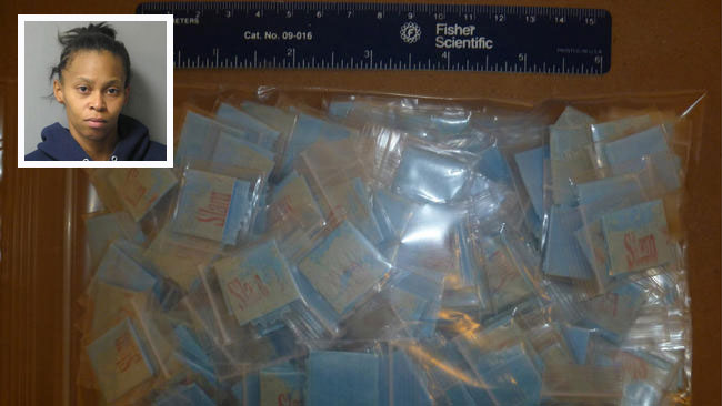 niña reparte heroína en su jardín de infancia