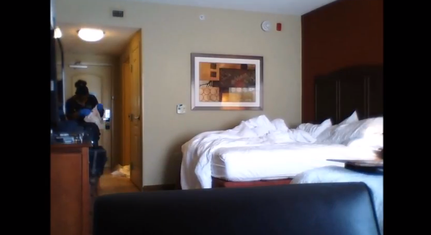 Camarera de hotel registrando la habitación