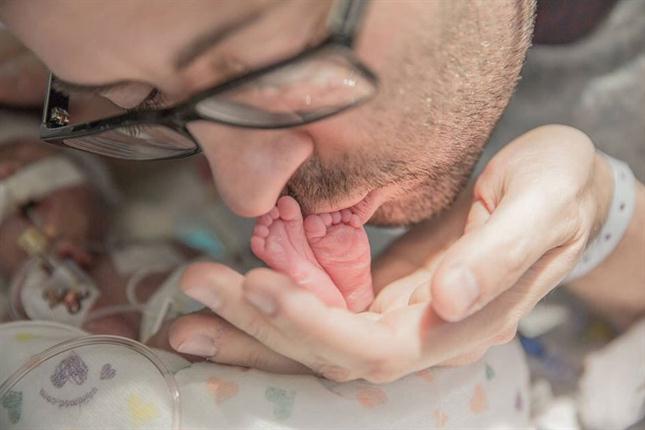 Un padre canta a su bebé horas antes de morir en la incubadora