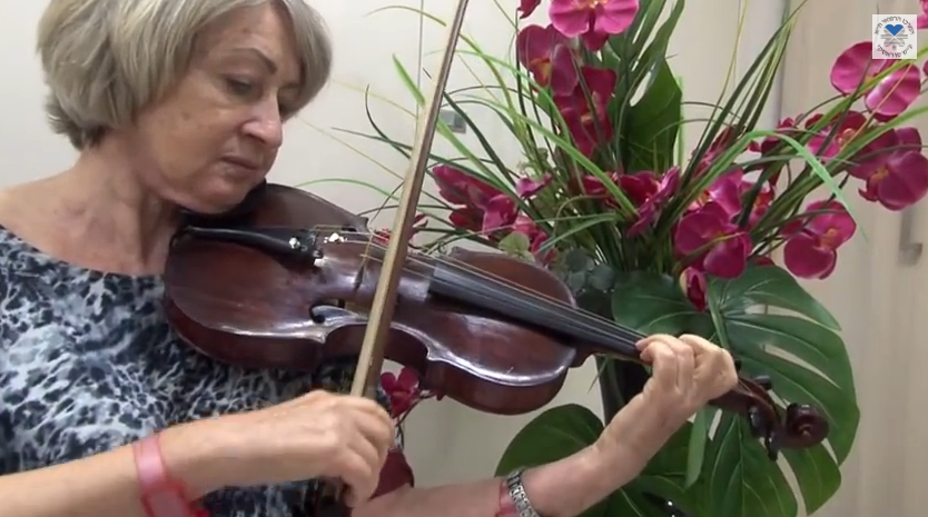 toca el violín durante su operación