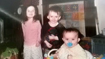 madre embarazada mata a sus tres hijos