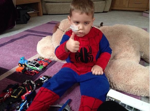 a niño con cáncer lo visita spiderman