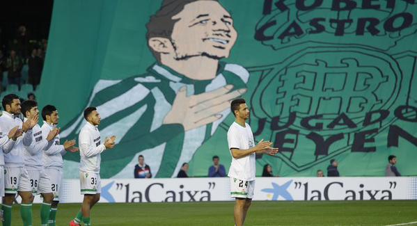 La afición del Betis homenajea a un futbolista procesado por violencia machista y... ¡bromea con el tema!