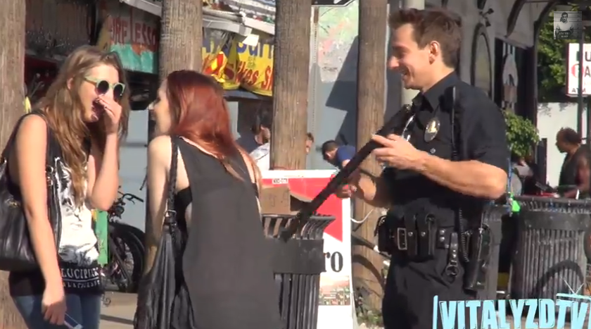 ¿Por qué nos encanta ligar con policías?