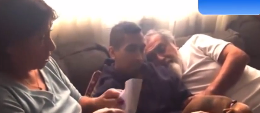 El regalo de este hijo a sus padres va a ser lo más emocionante que veas esta Navidad