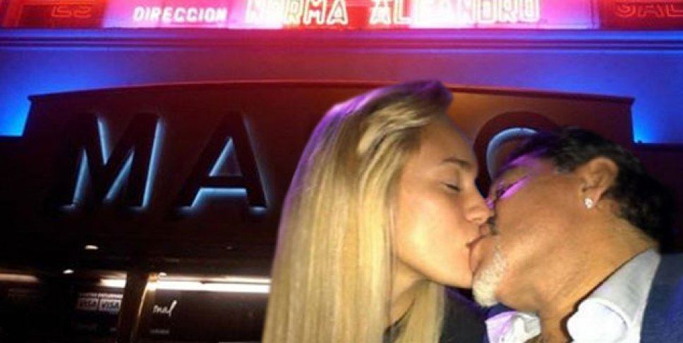 La novia de Maradona quiere casarse con él a pesar de los malos tratos