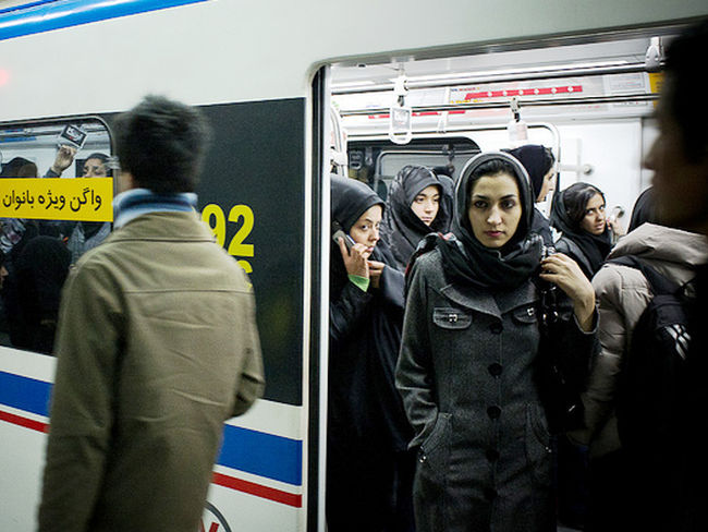 mujer iraní se graba bailando en el metro