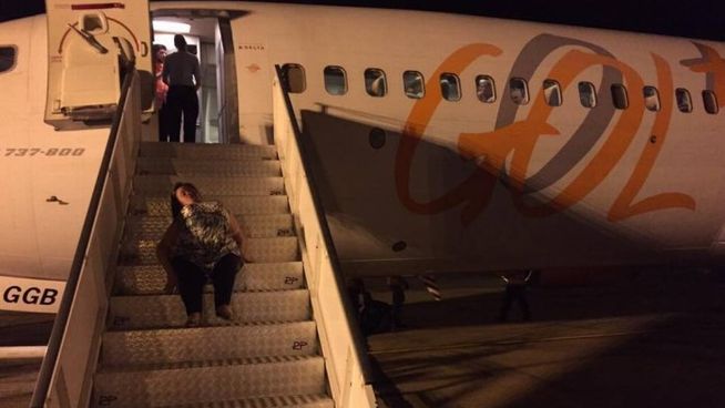 Una mujer discapacitada tiene que arrastrarse por las escaleras para poder subir a un avión 