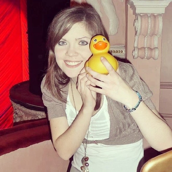 clare con el patito de goma