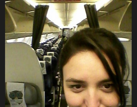 Se queja a una aerolínea de que sus azafatas son gordas y le contestan así