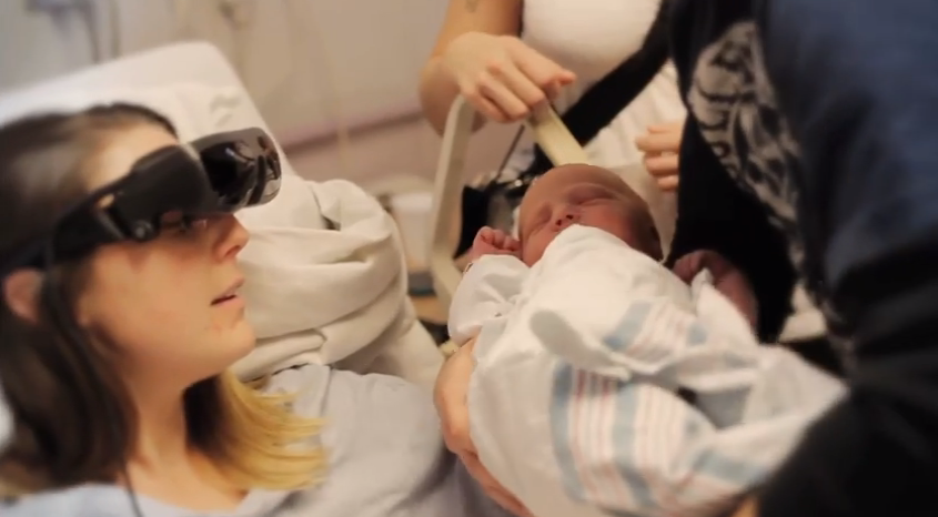 Unas nuevas gafas permiten a una madre ciega ver a su hijo por primera vez