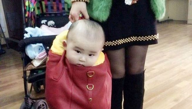 madre lleva a su bebé en un bolso