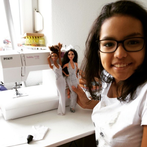 Una niña diseña vestidos para sus Barbies... ¡y la felicitan desde Dior!