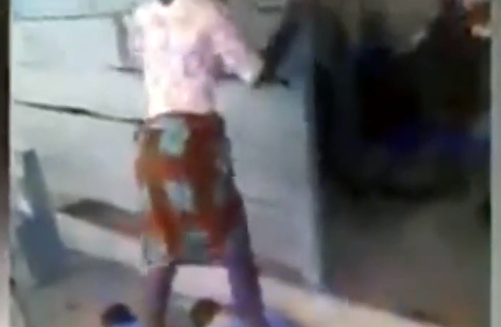 profesora salta sobre sus alumnos como castigo