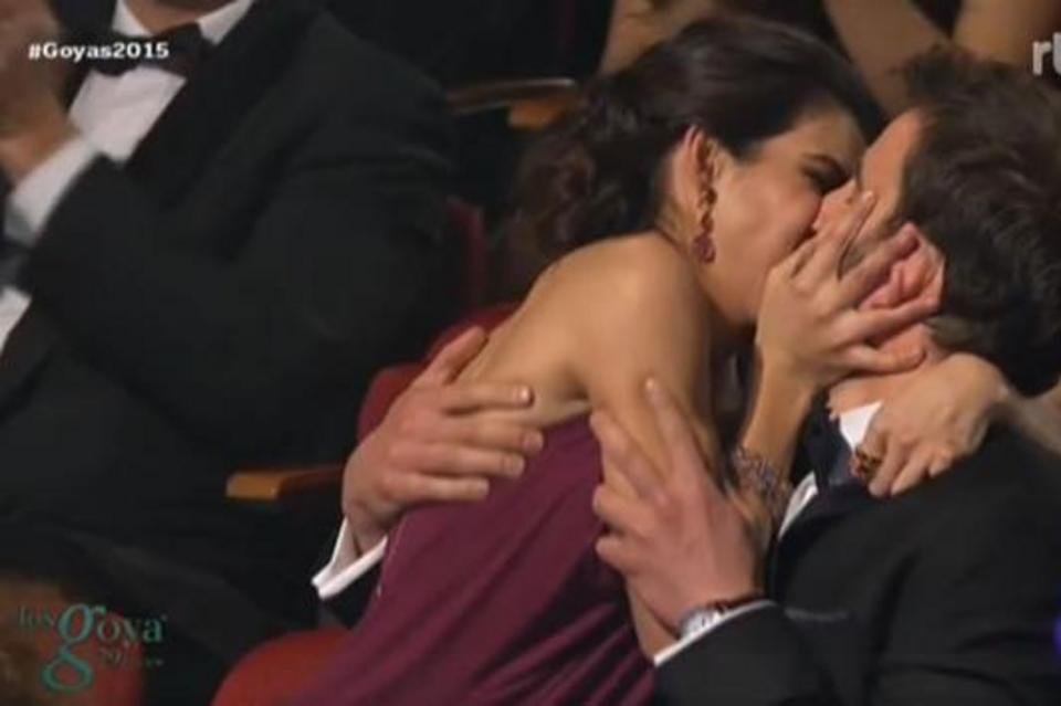 beso de clara lago a dani rovira goyas 2015