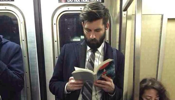 'Hot Dudes Reading': el mejor Instagram del mundo