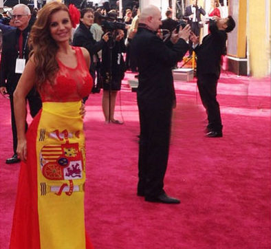 Sonia Monroy la lía en la alfombra roja con su vestido de España