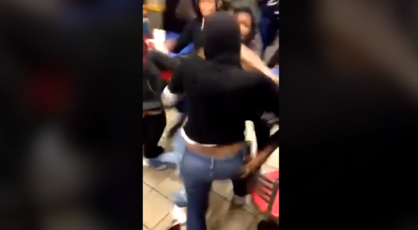 paliza a una adolescente en un McDonalds de Brooklyn