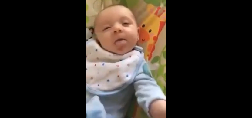 bebé dice su primera palabra con 7 semanas