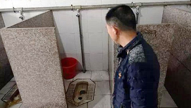 adolescente china da a luz en el baño del trabajo