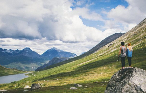 matrimonio viaja por todo el mundo haciendo fotos